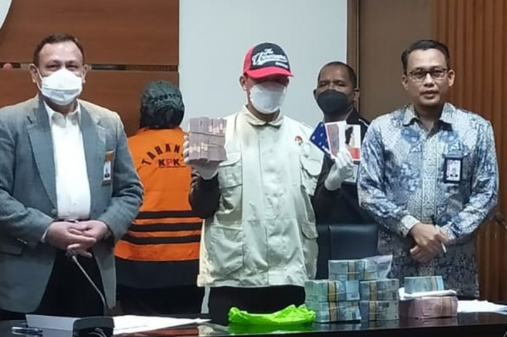 Ini Penampakan Uang Rp1 Miliar Bukti OTT Bupati Bogor Ade Yasin