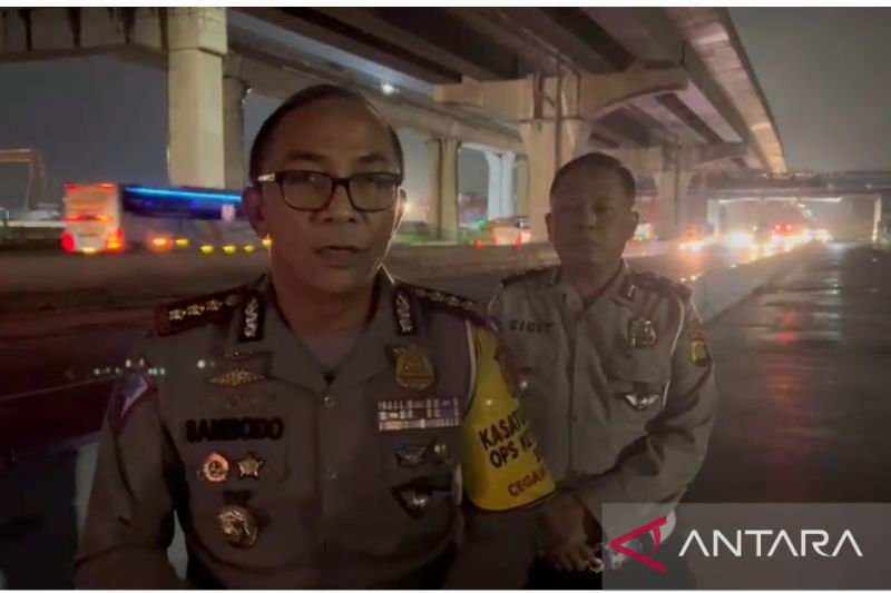 Direktur Lalu Lintas Polda Metro Jaya Kombes Pol. Sambodo Purnomo Yogo menginformasikan situasi lalu lintas kendaraan di KM 29 Tol Jakarta menuju CiKampek, Kamis (28/4/2022) dini hari. (Branda ANTARA/HO-Ditlantas Polda Metro Jaya)