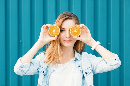 Vitamin C baik digunakan di pagi hari untuk menjaga kulit dari kerusakan UV dan lingkungan. (Foto: Ilustrasi. Dok. Freepik.com)