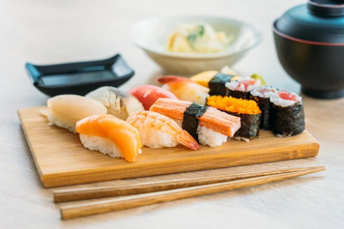 Nori yang paling umum digunakan untuk membuat sushi juga dinilai sangat bergizi. (Foto: Ilustrasi. Dok. Freepik.com)