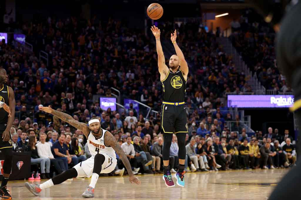 Basket NBA: Stephen Curry Antar Warriors Singkirkan Nuggets