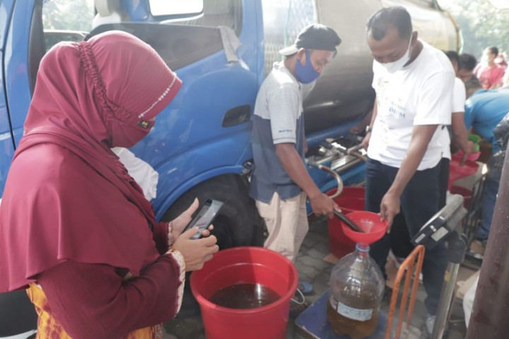 Bupati Sleman Pantau Langsung Operasi Pasar Minyak Goreng Curah