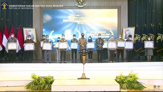 Penyerahan penghargaan dari Kemenkumham untuk Unand. Foto: Dok. Unand