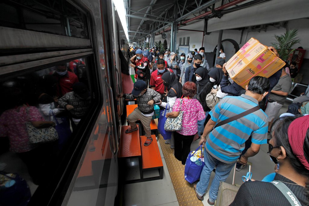 Pemudik masuk ke KA. Bangunkarta di Stasiun Senen, Jakarta, Rabu (27/4/2022). Foto: MI/Susanto.