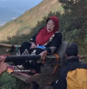 Viral Mbok Yem Pedagang di Gunung Lawu Mudik, Turun Gunung Ditandu