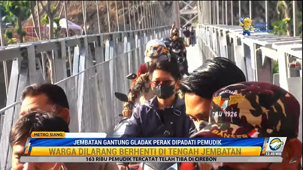 Pemudik Tetap Melewati Jembatan Gantung Gladak Perak Meski Dibatasi
