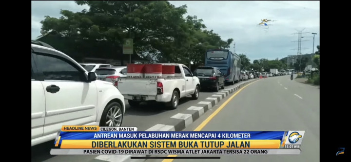 Antrean Masuk Pelabuhan Merak Mencapai 4 Kilometer