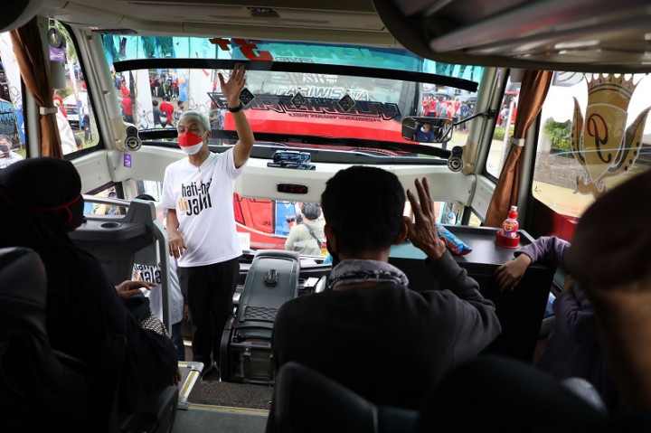 Mudik Gratis, Ganjar Berangkatkan 5.748 Orang ke Jateng