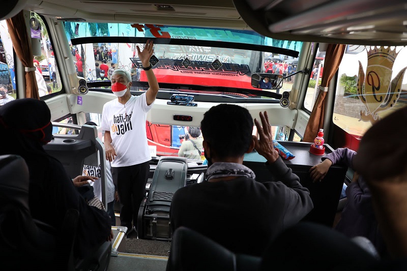 Gubernur Jawa Tengah, Ganjar Pranowo, menyapa pemudik yang  hendak berangkat dari TMII, Jakarta. (Istimewa)