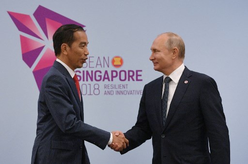Presiden Jokowi dan Presiden Rusia Vladimir Putin saling berkomunikasi./AFP