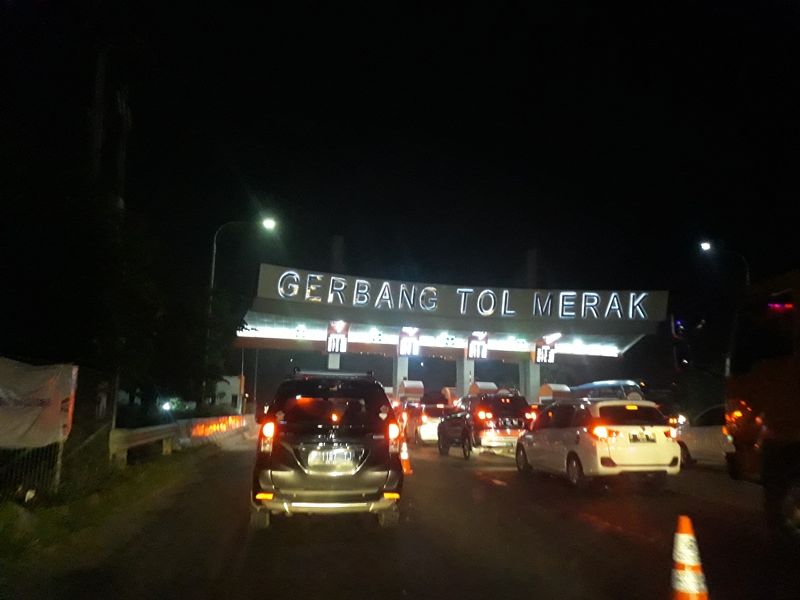 Antrean kendaraan di Gerbang tol Merak. Medcom.id/Hendrik Simorangkir