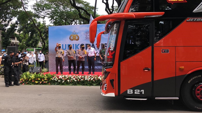 Kapolri Jenderal Listyo Sigit Prabowo melepas ratusan pemudik gratis. (Medcom.id/Siti Yona)