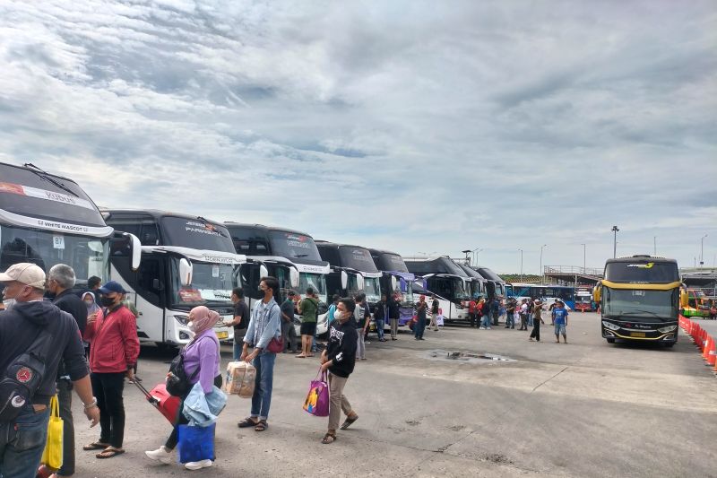 Ilustrasi--Bus yang membawa pemudik dalam program mudik gratis dari Kementerian Perhubungan di terminal Terpadu Pulogebang, Jakarta Timur, Jumat (29/4/2022). (ANTARA/Walda)