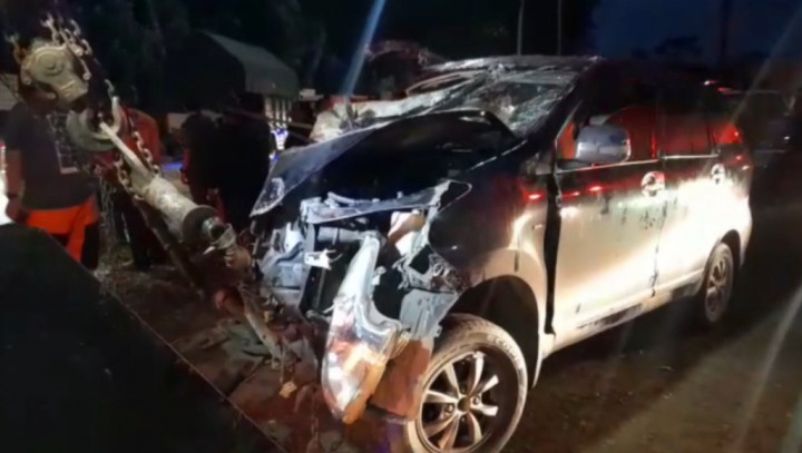 Avanza Berisi 9 Penumpang Hantam Bus Budiman, 4 Luka Serius