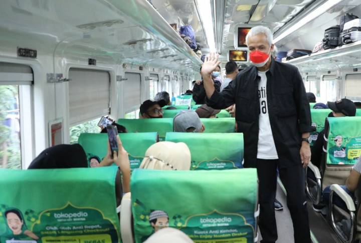 Berangkatkan 320 Pemudik di Stasiun, Ganjar Ikut Pulang ke Semarang