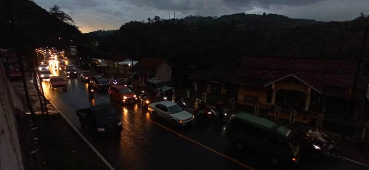 Menepi untuk Berbuka Puasa, Arus Kendaraan di Nagreg Sempat Macet