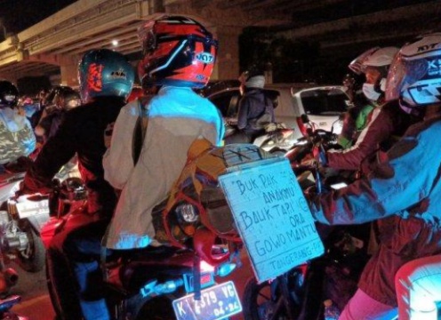 Pemudik Sepeda Motor Tempelkan Tulisan Kocak