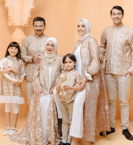 Wearing Klamby adalah salah satu merek fesyen lokal yang selalu menghadirkan koleksi sarimbit untuk Lebaran. (Foto: Dok. Instagram/@wearingklamby)