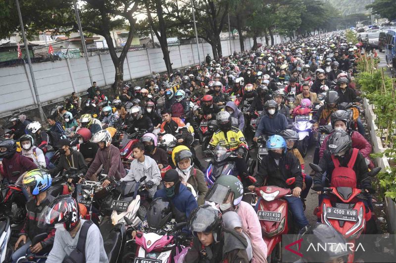 Pemudik bersepeda motor antre untuk memasuki Pelabuhan Merak di Banten, Sabtu (30/4/2022). Pelabuhan Merak dipadati puluhan ribu pemudik berkendaraan roda dua. ANTARA FOTO/Akbar Nugroho Gumay/wsj.