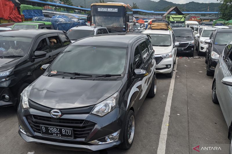 Kendaraan roda empat mengantre panjang sebelum masuk kapal di Pelabuhan Merak, Cilegon, Banten, Sabtu (30/4/2022). ANTARA/Michael Siahaan