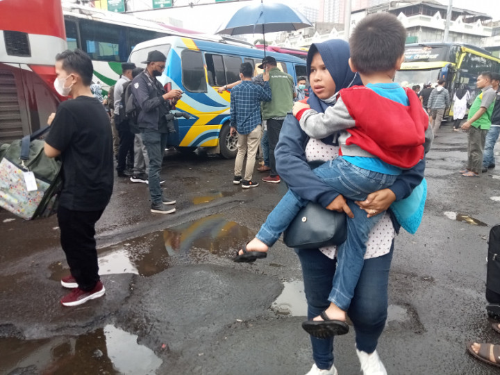 Kemacetan Sebabkan Penumpukan Pemudik di Terminal Bekasi