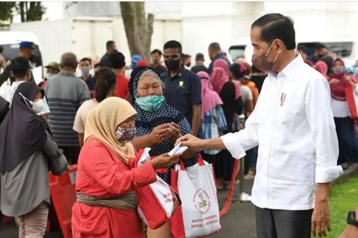 Tiba di Yogyakarta, Presiden Jokowi Bagikan Sembako