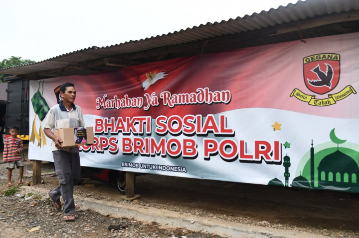 Bantu Warga, Korps Brimob Sebar 2.500 Sembako