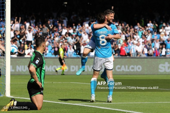 Napoli Hancurkan Sassuolo