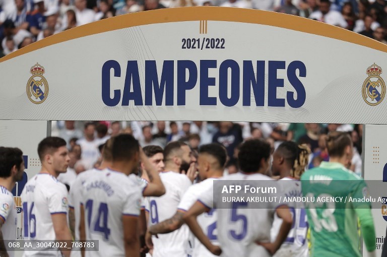 Real Madrid merayakan gelar juara La Liga musim 2021--2022 (AFP/Burak Akbulut)