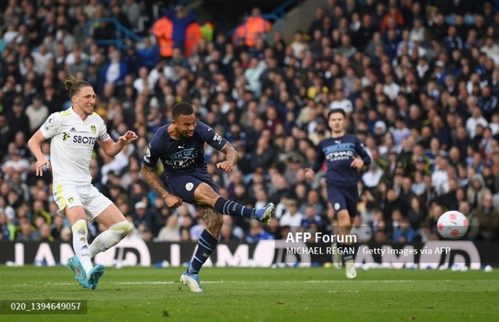 Hajar Leeds, City Kembali ke Puncak