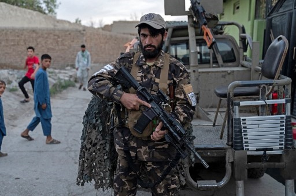 Seorang petugas keamanan Taliban bersiaga di dekat lokasi ledakan di Kabul, Afghanistan, 29 April 2022. (Wakil KOHSAR / AFP)