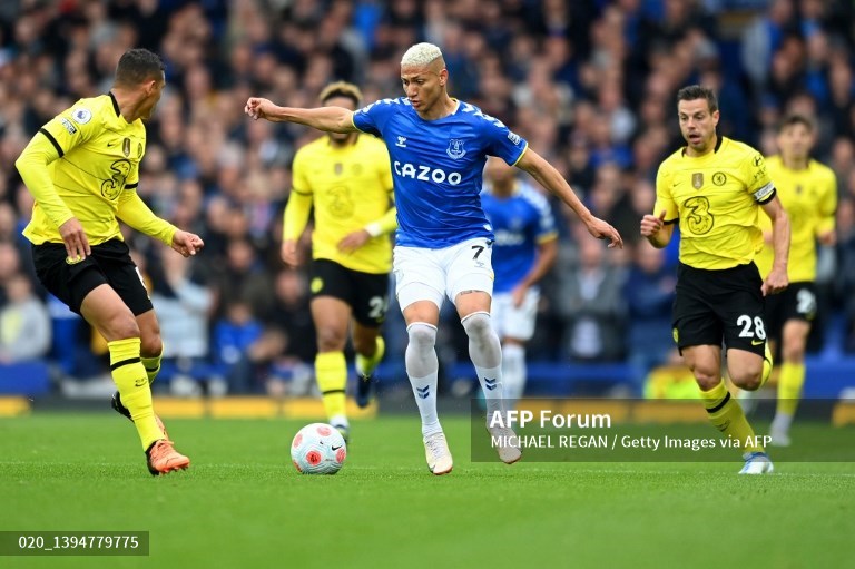Penyerang Everton, Richarlison, mencoba melewati kawalan pemain Chelsea (AFP/Michael Regan)