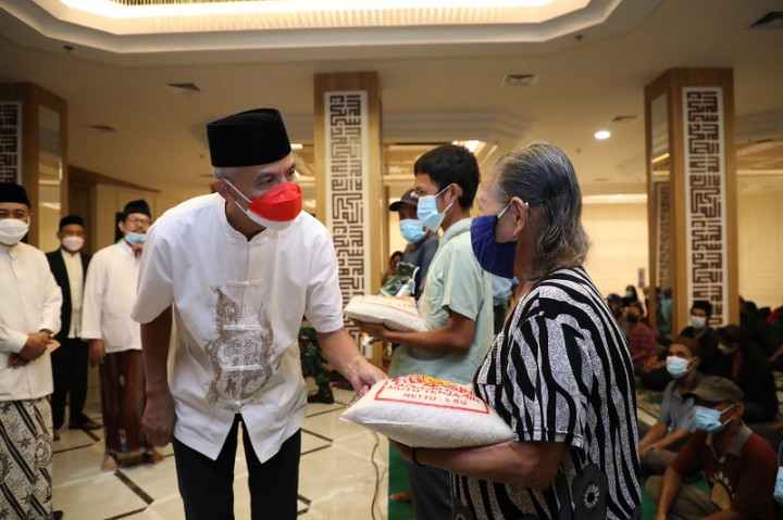 Bareng Baznas, Ganjar Salurkan Zakat Fitrah ke 1.500 Duafa