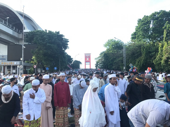 Jembatan Ampera Palembang Dipenuhi Ribuan Jemaah Salat Id