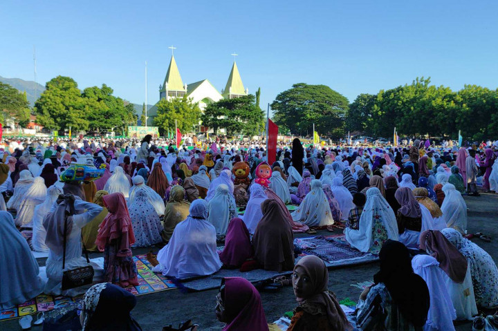 Ribuan Umat Islam Salat Idulfitri di Depan Gereja GMIT Kalvari Maumere