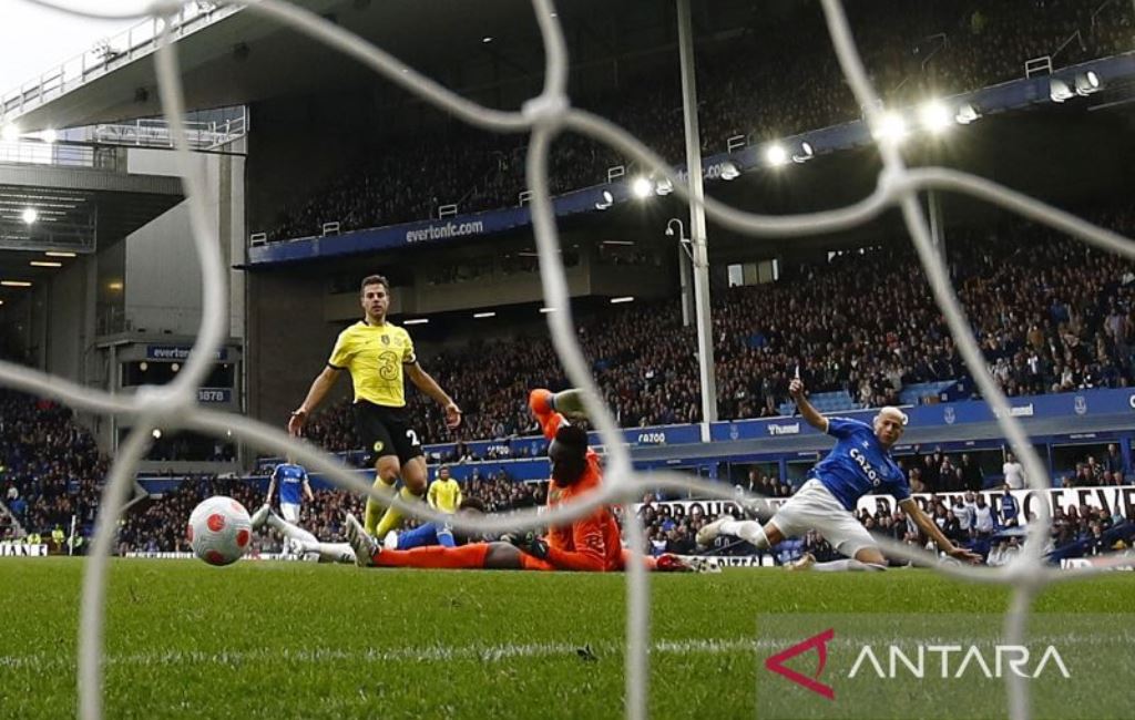 Momen saat penyerang Everton Richarlison mencetak gol ke gawang Chelsea (Foto: Antara/Reuters/Jason Cairnduff)