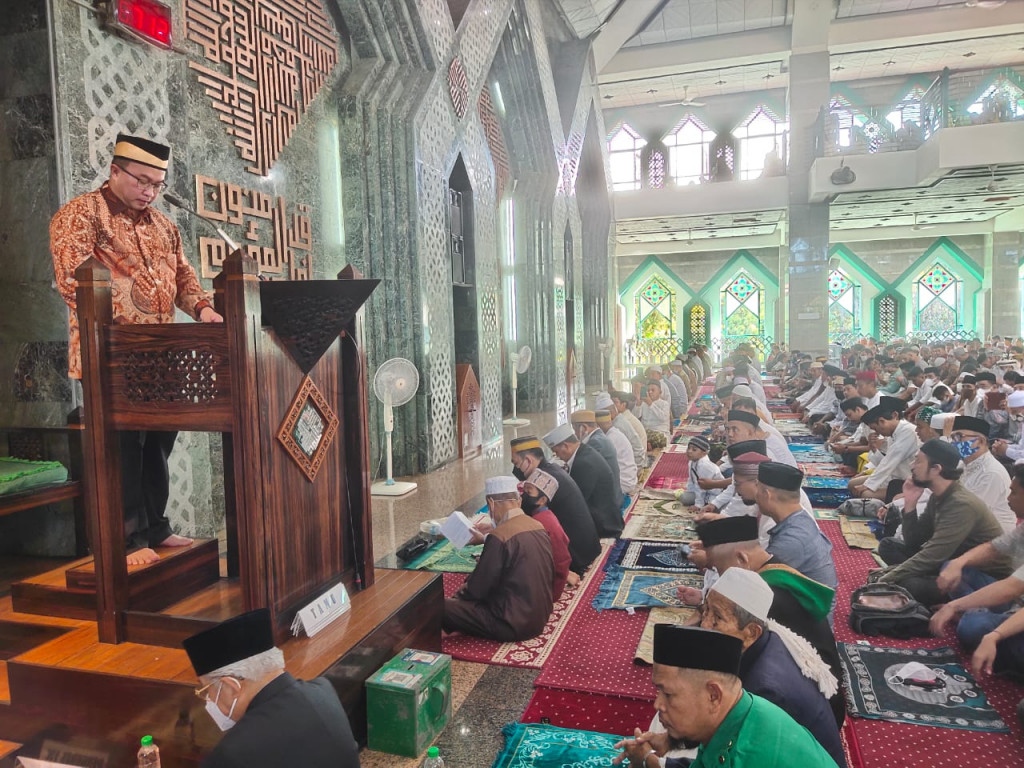 Rektor IPB University Arif Satria saat menyampaikan khotbah Idulfitri 1443 H di Masjid Al Markaz, Makasar, Sulawesi Selatan. DOK Pribadi