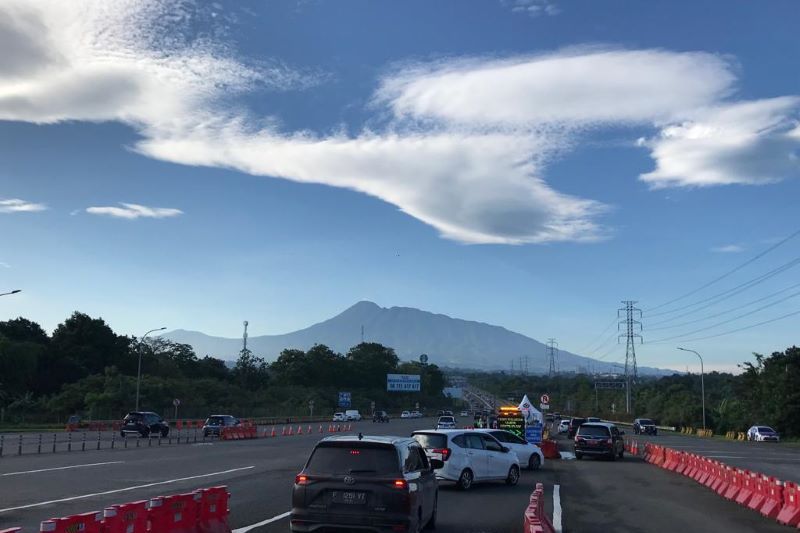 Suasana arus lalu lintas di Jalan Tol. ANTARA/HO-Jasa Marga