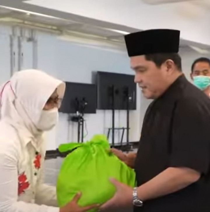 Erick Thohir Tebar Kebahagiaan Idulfitri dengan Berbagi Sembako
