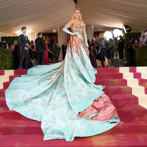 Blake Lively tampil paling memukau dengan gaun rancangan Atelier Versace. (Foto: Dok. Instagram/@woman_ru)