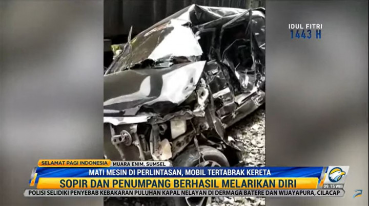 Minibus Hancur Terhantam dan Terseret Kereta Api