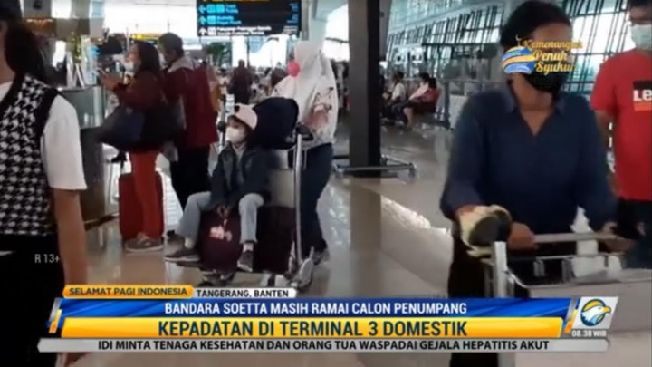 Puluhan Ribu Penumpang Memadati Bandara Soetta