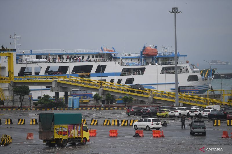 Sejumlah kendaraan bersiap menaiki kapal penyeberangan di Pelabuhan Merak, Banten, Minggu (1/5/2022). Arus mudik pada H-1 lebaran di Pelabuhan Merak terpantau lengang dan tidak ada penumpukan kendaraan maupun penumpang. ANTARA FOTO/Akbar Nugroho Gumay