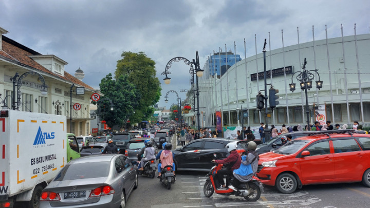 Pusat Kota Bandung Dipadati Wisatawan