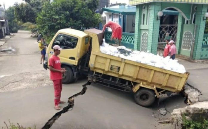 Saluran Air Perum Puri Pamulang Amblas