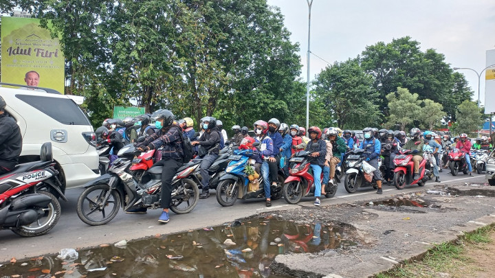 H+2 Lebaran, Kendaraan Arus Balik Roda Dua Padati Jalur Pantura Cirebon