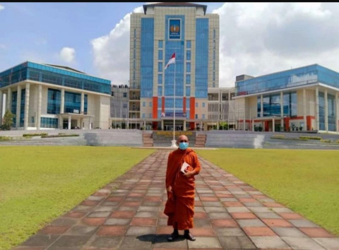 Kuliah di UNESA, Begini Kesan Bhante Asal Kamboja tentang Indonesia