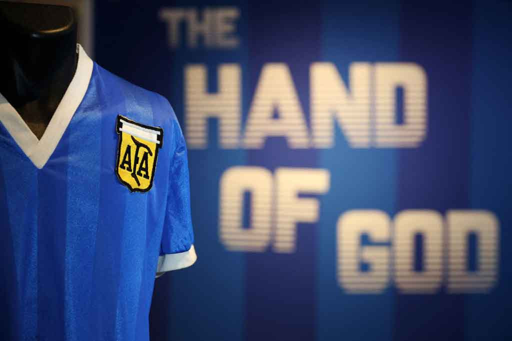 Wow! Jersey 'Tangan Tuhan' Maradona Laku Terjual Rp128,6 Miliar