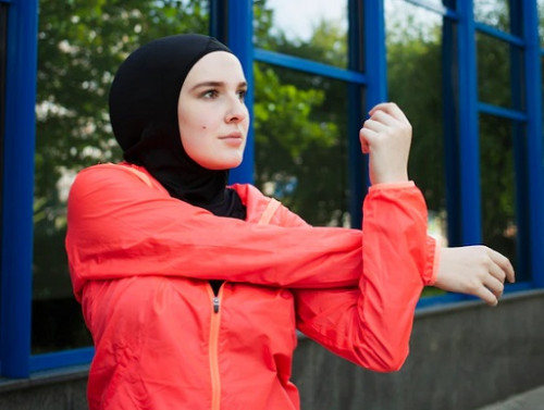 Desain hijab sport juga harus mendukung baju yang dikenakan untuk olahraga. (Foto: Ilustrasi. Dok. Freepik.com)