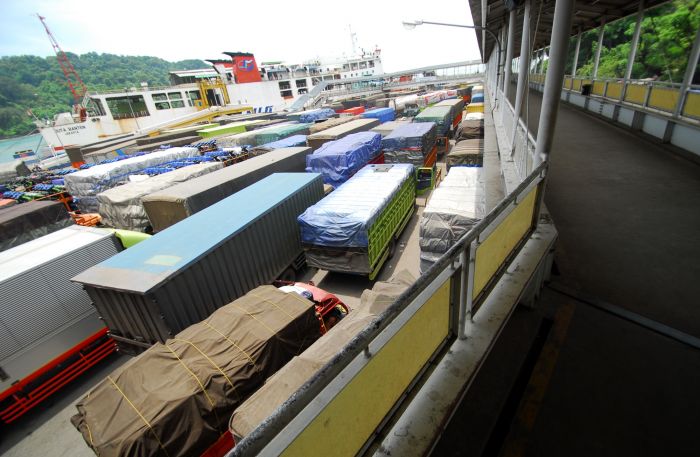 Sejumlah truk mengantre di Pelabuhan Merak. Foto: dok MI/Wibowo.